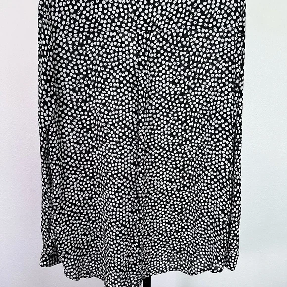 Brand new, no tags Apt. 9 Essentials Monochrome Patterned Blouse - Picture 2 of 3